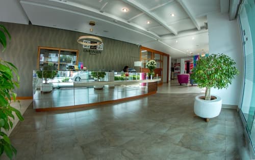 Hotel Embassy, Reception