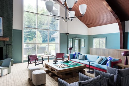 Outbound Stowe, Lobby sitting area