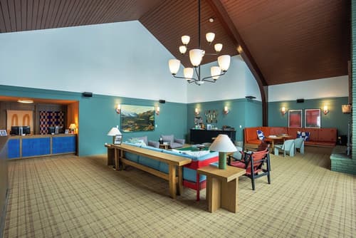 Outbound Stowe, Lobby