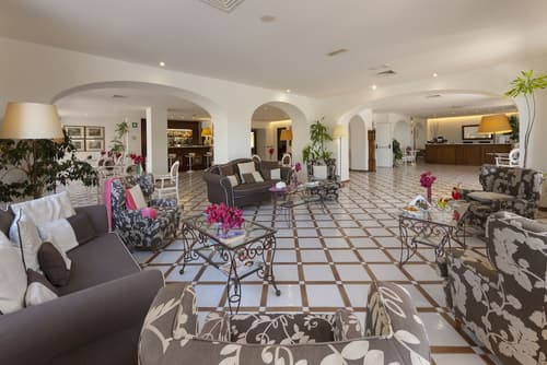 Hotel Alpha, Interior entrance