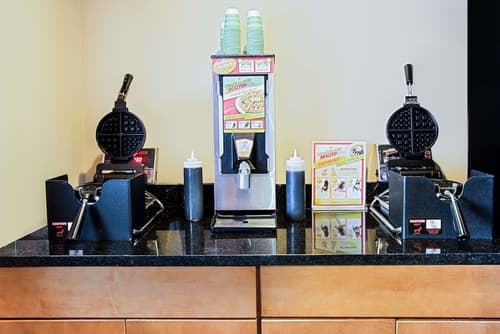 Microtel Inn & Suites by Wyndham Holland, Breakfast area