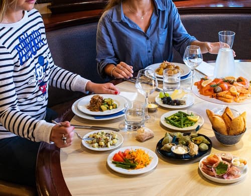 Disney Newport Bay Club, Restaurant