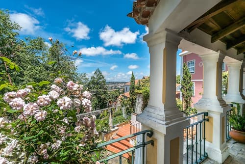 Lawrence's Hotel, Primary image