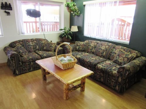 Yellowstone Country Inn, Lobby sitting area