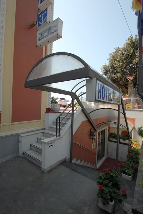 Hotel Ristorante Baia del Sorriso, Interior entrance