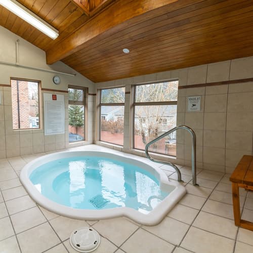 Red Carpet Inn, Indoor spa tub