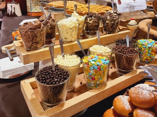 Chocohotel, Primary image