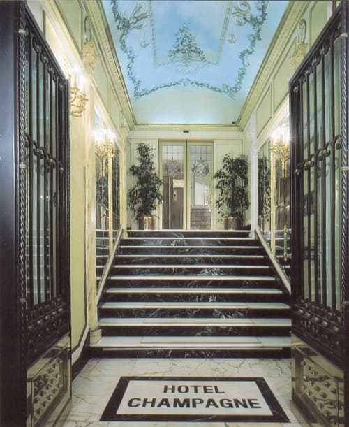Champagne Palace Hotel, Interior entrance