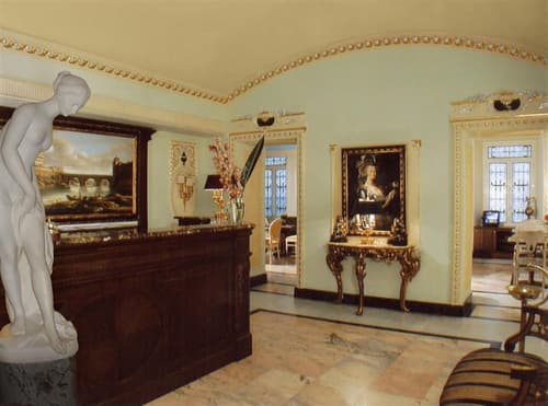 Champagne Palace Hotel, Reception