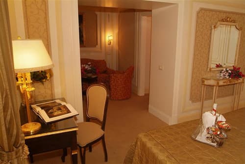 Champagne Palace Hotel, Room