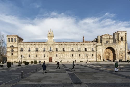 Parador de León, Primary image