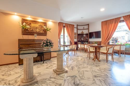 Hotel Ascot, Lobby sitting area