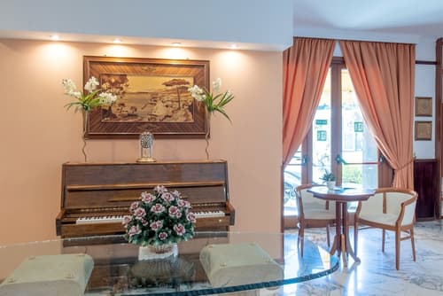 Hotel Ascot, Lobby sitting area