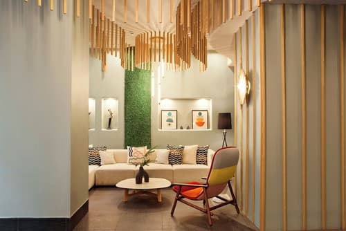 Zeus Essence Bucharest Central, Reception