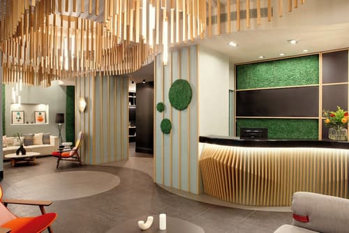 Zeus Essence Bucharest Central, Reception