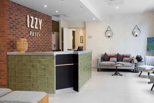Hotel Izzy, Lobby