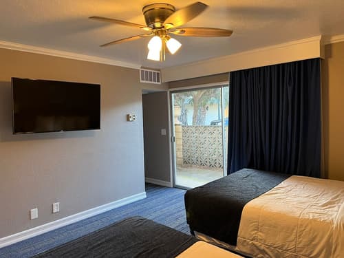 Lamp Liter Inn, Room