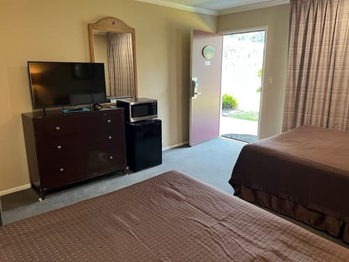 Lamp Liter Inn, Room