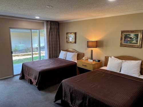 Lamp Liter Inn, Room