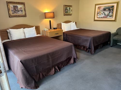 Lamp Liter Inn, Room