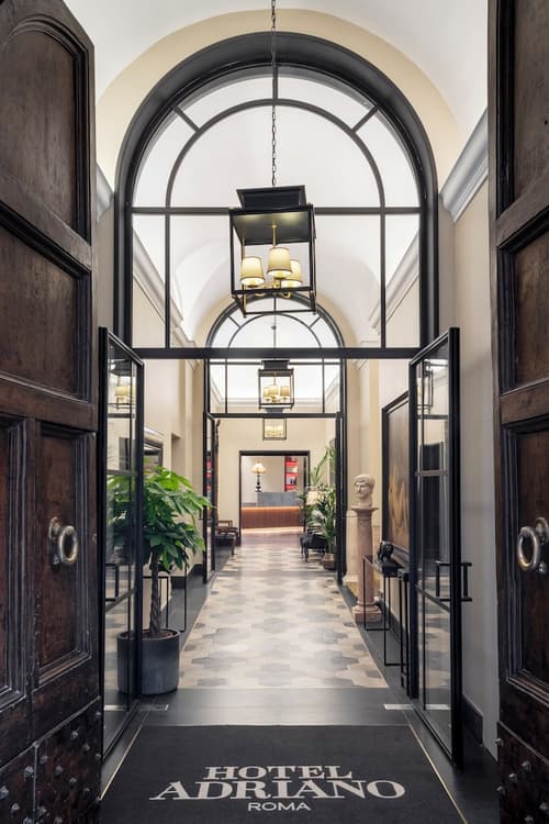 Hotel Adriano Rooftop, Interior entrance