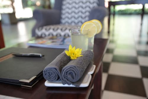 Perry's Bridge Hollow Boutique Hotel, Interior entrance