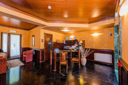 Hotel Au Soleil, Interior entrance