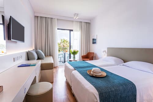 Louis Phaethon Beach, Room