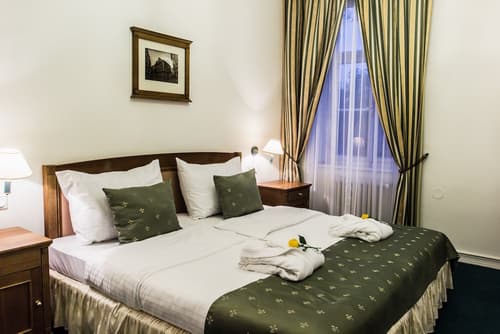 Hotel Dvorak, Primary image