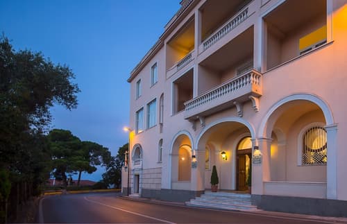 Hotel Miramare, Front of property