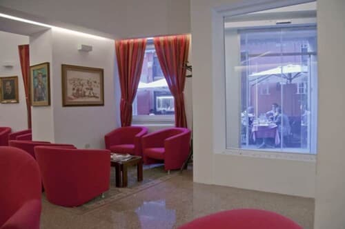 Hotel Italia, Lobby sitting area