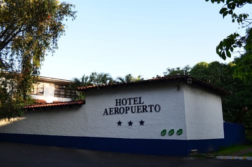 Hotel Aeropuerto, Property entrance