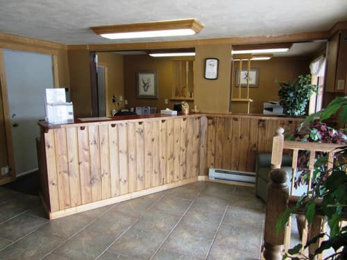 Traveler's Lodge, Lobby