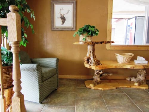 Traveler's Lodge, Lobby