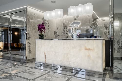 Congress Hotel, Reception