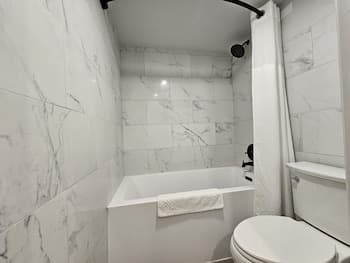 The Hotel Pendleton, Trademark Collection by Wyndham, Bathroom