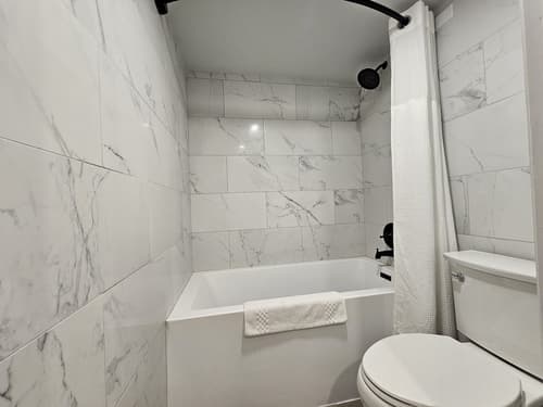 The Hotel Pendleton, Trademark Collection by Wyndham, Bathroom