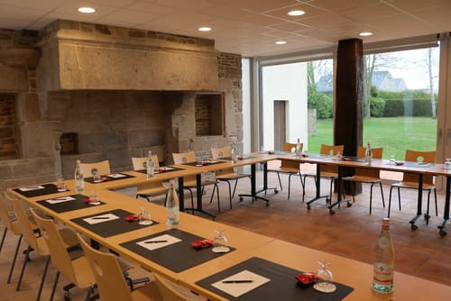 Le Saint Aubert, Business center