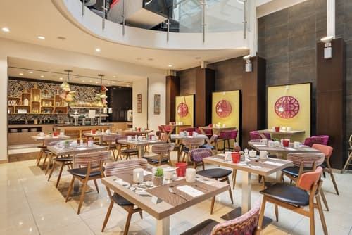 Ikonik Parlament, Restaurant