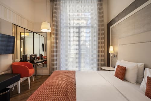 Ikonik Parlament, Room