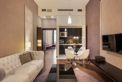 Ikonik Parlament, Room