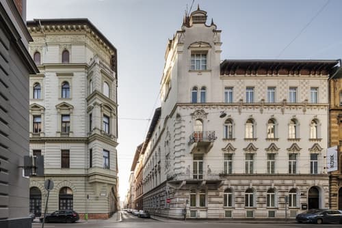 Ikonik Parlament, Exterior