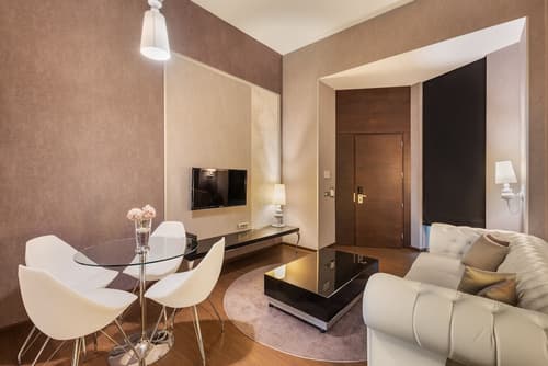 Ikonik Parlament, Room