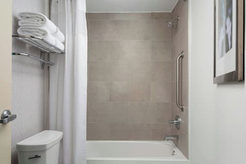 SpringHill Suites by Marriott Fort Myers Airport, Bathroom