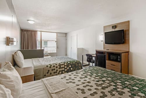 Econo Lodge And Suites Bricktown, Room