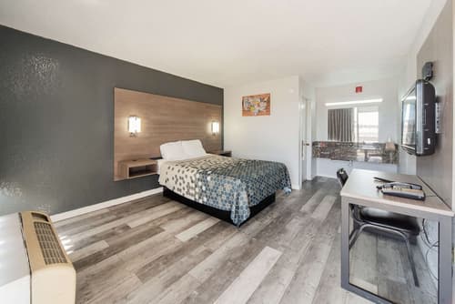 Econo Lodge And Suites Bricktown, Room