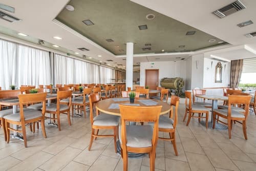 Golden City Hotel, Restaurant