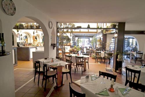 Puerto Caleta, Restaurant