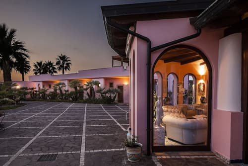 Hotel Eros, Interior entrance