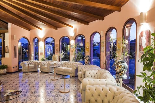 Hotel Eros, Lobby sitting area